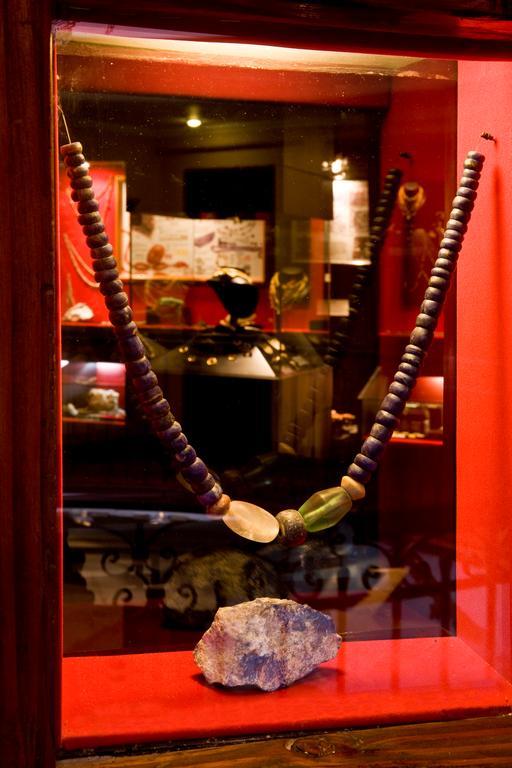 Hotel Santa Cruz Plaza Esterno foto Necklace with jade and gold